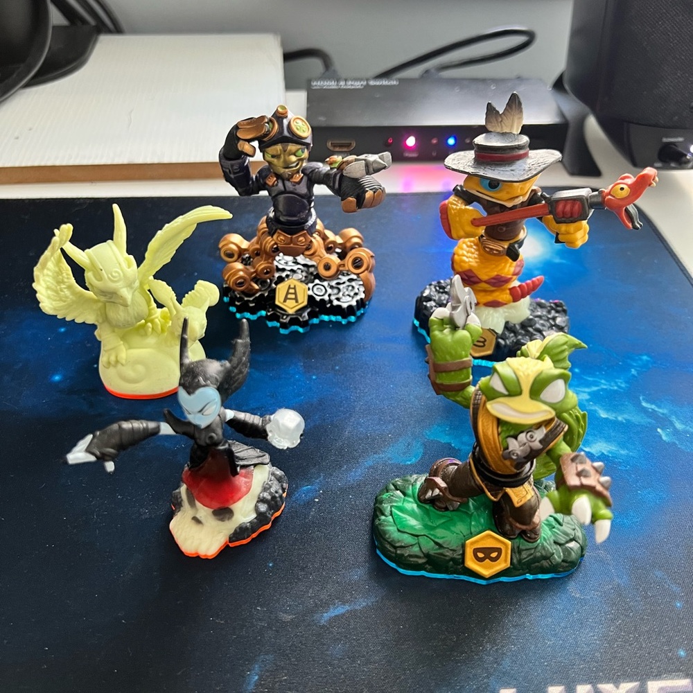 Skylanders stink_bomb, Rettle shake, glow in dark somic_boom, hex, spy rise